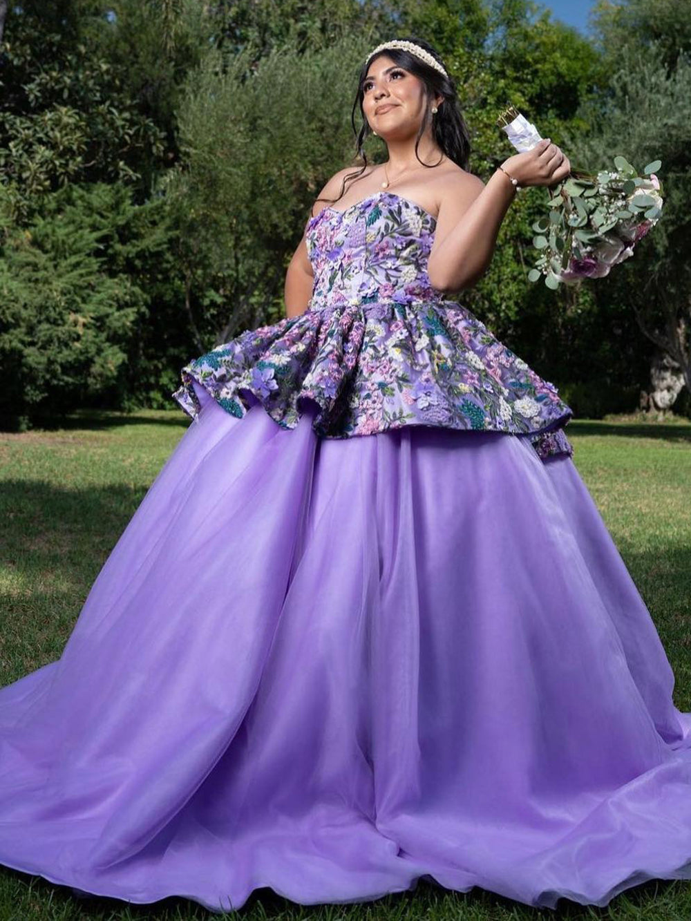 Lavender Tulle Quinceanera Dress Strapless Ball Gown with Floral Appliques for Sweet 16 & Evening Galas