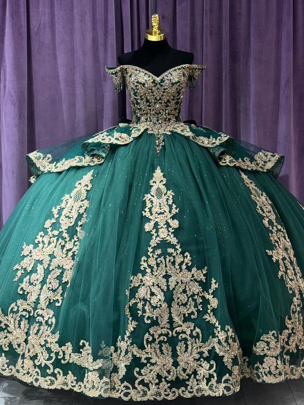 Exquisite Emerald Green Quinceanera Dress Off-Shoulder Gold Lace Ball Gown with Beaded Applique & Tiered Ruffles for Sweet 16 & Princess Weddings