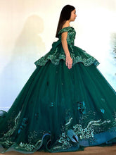 Exquisite Emerald Green Ball Gown Off-Shoulder Lace Applique Tiered Tulle Skirt with Sweep Train for Quinceanera & Sweet 16