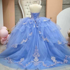 Exquisite Light Blue Tulle Quinceanera Dress Strapless Tiered Ball Gown with Delicate Lace Appliques for Sweet 16