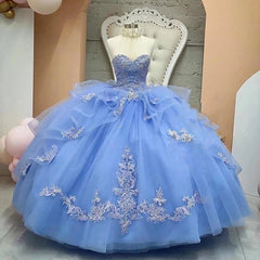 Exquisite Light Blue Tulle Quinceanera Dress Strapless Tiered Ball Gown with Delicate Lace Appliques for Sweet 16
