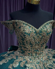 Exquisite Emerald Green Quinceanera Dress Off-Shoulder Gold Lace Ball Gown with Beaded Applique & Tiered Ruffles for Sweet 16 & Princess Weddings