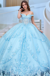 Exquisite Baby Blue Tulle Quinceanera Dress Off-Shoulder Applique Lace Ball Gown with Tiered Skirt & Bow Detail for Sweet 16 & Birthday Celebrations