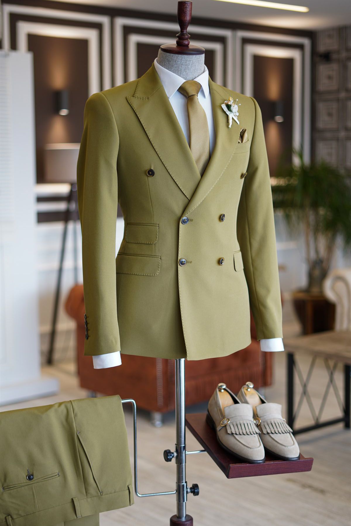 Newinlook Green Double-Breasted Suit with Peaked Lapel for Men 2024