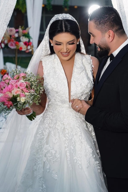 GorgeousA-Line V-Neck Sleeveless Tulle Floor-Length Wedding Dresses with Appliques