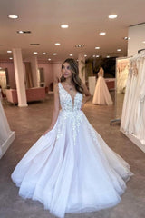 Glamorous A-Line Tulle V-Neck Floor-Length Sleeveless Wedding Dresses with Appliques