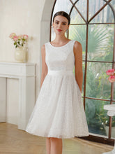 Robe de bal blanc cassé fabuleuse en tulle polyester, coupe trapèze, décolleté rond, sans manches, ornée de sequins.