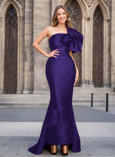 Sophisticated One-Shoulder Asymmetrical Satin Gown for Bridal Mothers Featuring a Bow