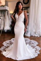 Sexy Mermaid Floor-Length Stain V-Neck Sleeveless Lace Wedding Dresses with Appliques