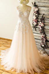 Affordable Straps V-neck Champagne Wedding Dresses A-line Applique Tuelle Bridal Gowns On Sale