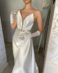 Elegant Floor-Length V-neck Sleeveless Satin Prom Dress with Classy Touch