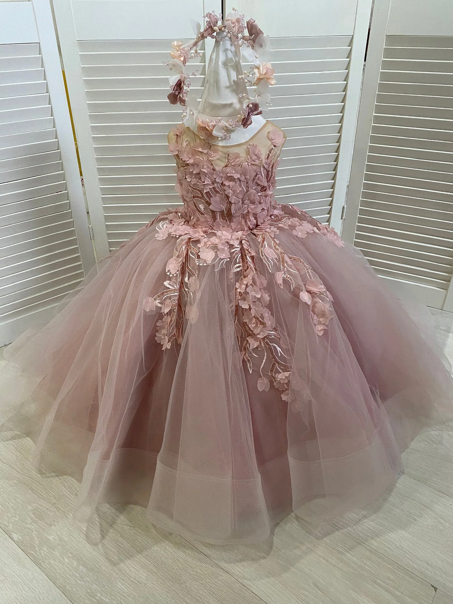 Adorable Sleeveless Ball Gown for Flower Girls with Floral Appliqué Detailing