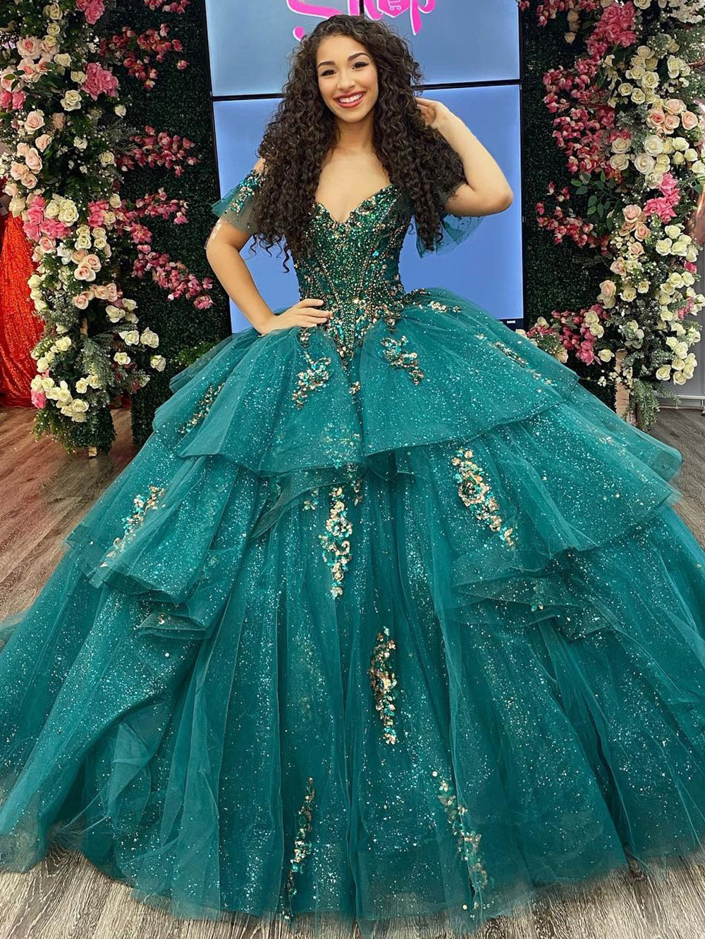 Exquisite Emerald Green Ball Gown Off-Shoulder Gold Beaded Quinceanera Dress with Tiered Ruffles for Sweet 16 & Formal Evenings
