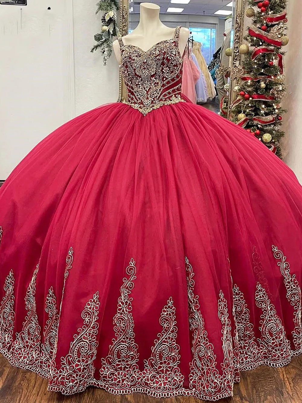 Red Quinceanera Dress Sweetheart Neckline Floral Lace Appliques & Beaded Tulle Ball Gown for Princess-Themed Parties