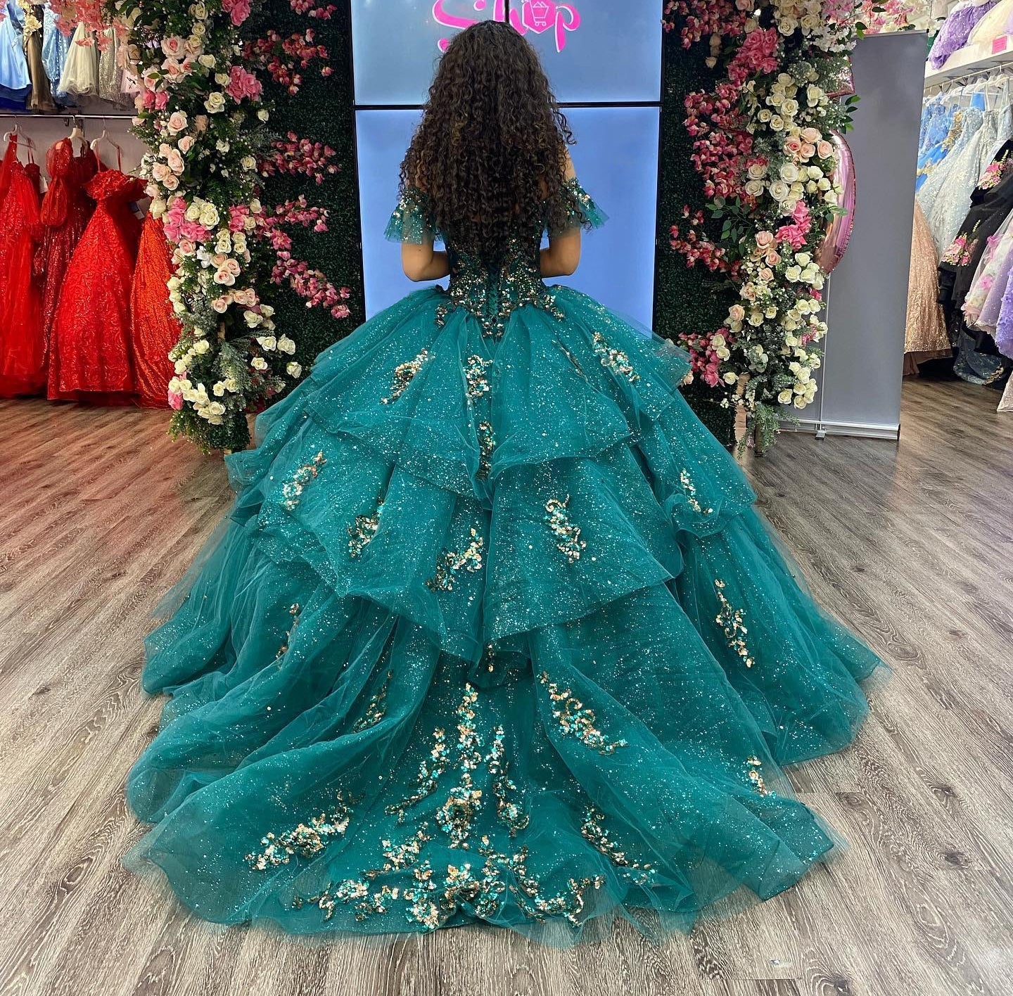 Exquisite Emerald Green Ball Gown Off-Shoulder Gold Beaded Quinceanera Dress with Tiered Ruffles for Sweet 16 & Formal Evenings