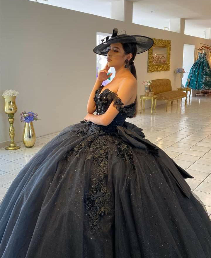 Exquisite Black Tulle Quinceanera Dress Off-Shoulder Deep V-Neck Ball Gown with Delicate Lace Appliques for Sweet 16