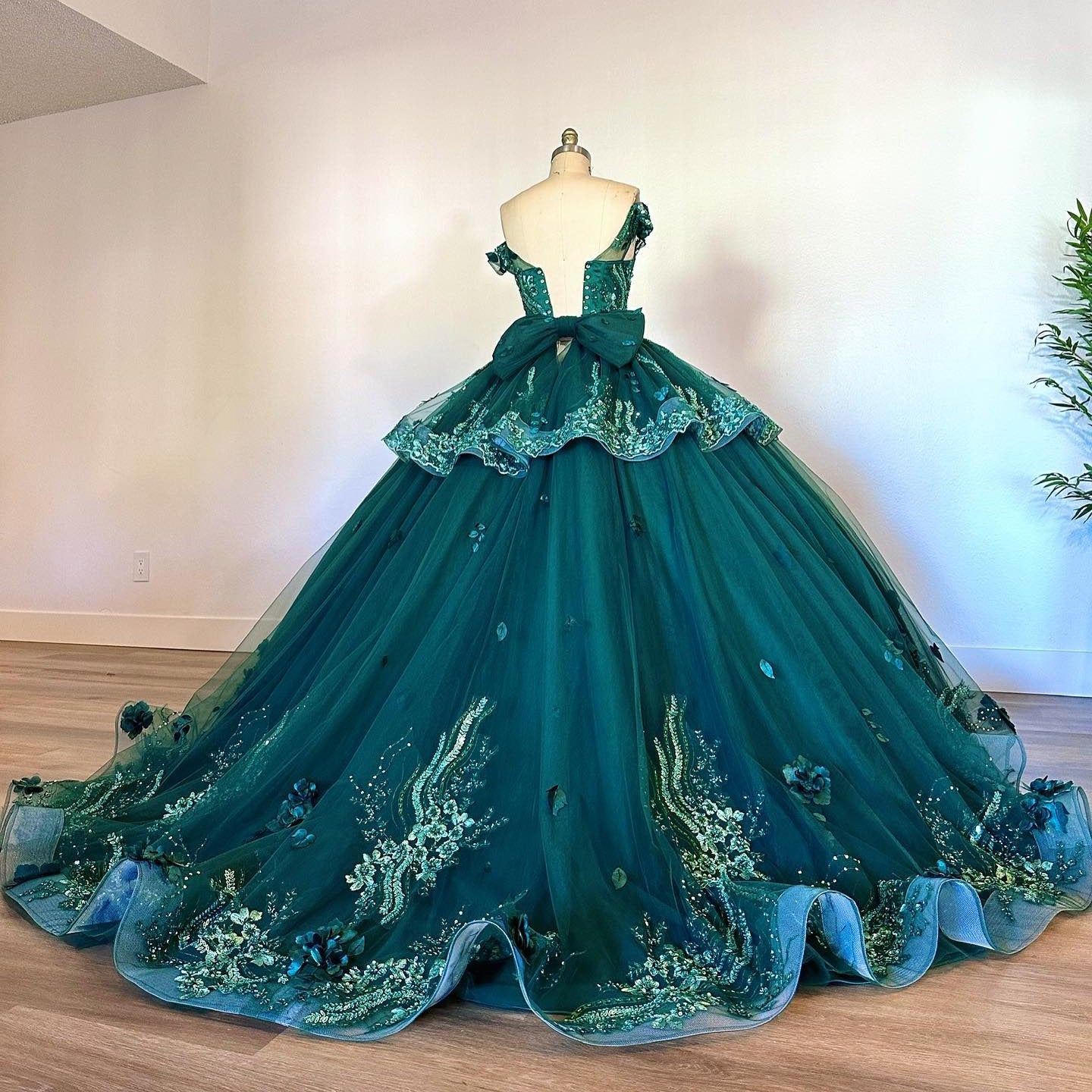 Exquisite Emerald Green Ball Gown Off-Shoulder Lace Applique Tiered Tulle Skirt with Sweep Train for Quinceanera & Sweet 16
