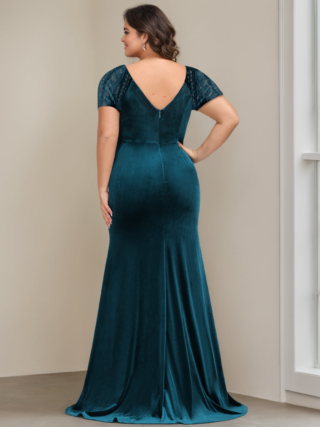 Plus Size Velvet Mother of the Bride Dresses with Ruffles & Appliques in Trumpet/Mermaid V-Neck Short Sleeves Floor-Length