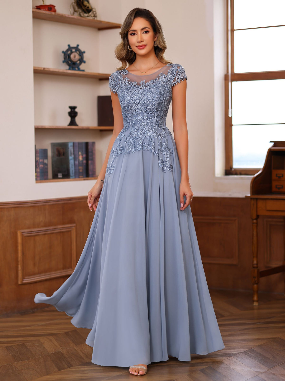 Floor-Length A-Line Mother of the Bride Dress with Scoop Neck and Short Sleeves Featuring Appliques