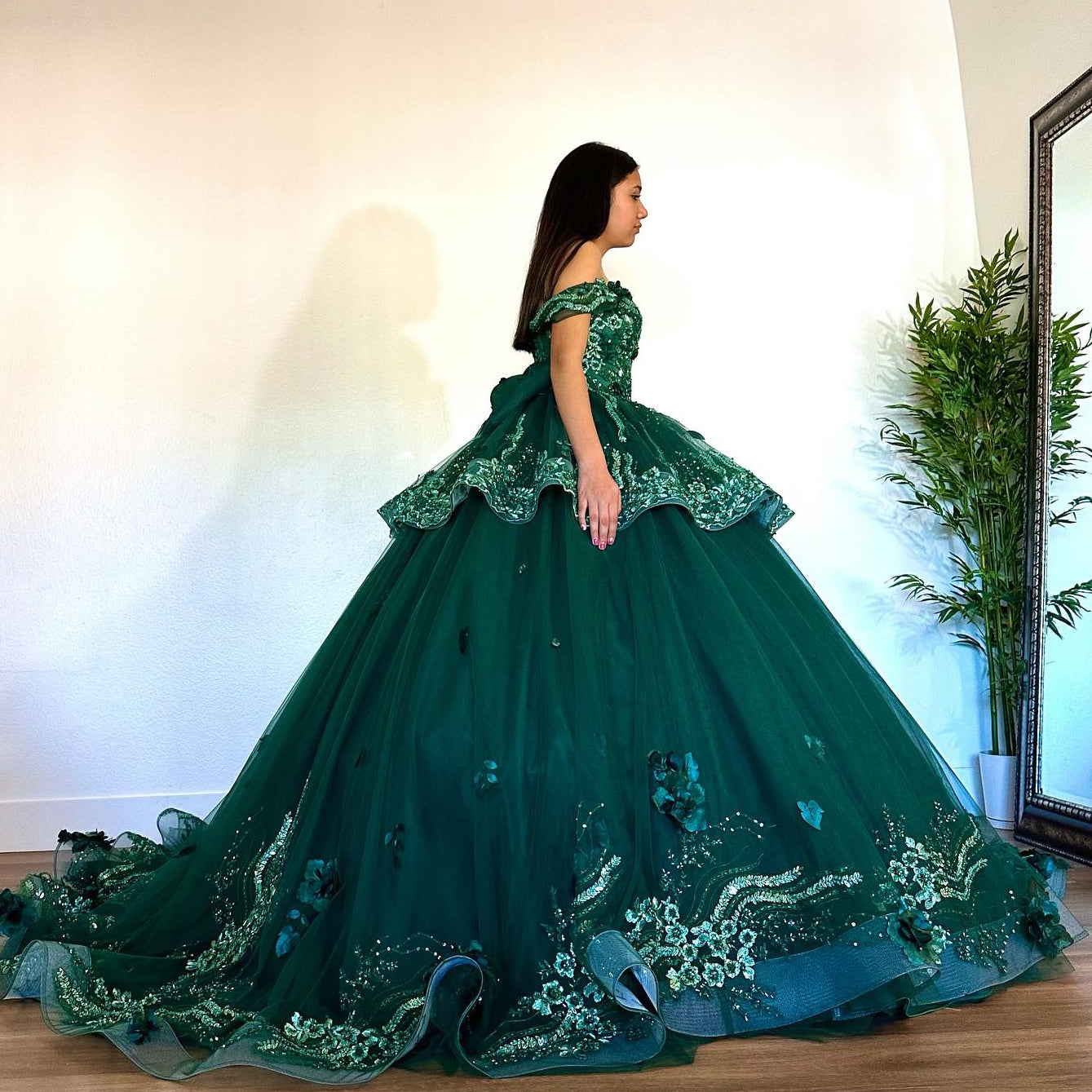 Exquisite Emerald Green Ball Gown Off-Shoulder Lace Applique Tiered Tulle Skirt with Sweep Train for Quinceanera & Sweet 16