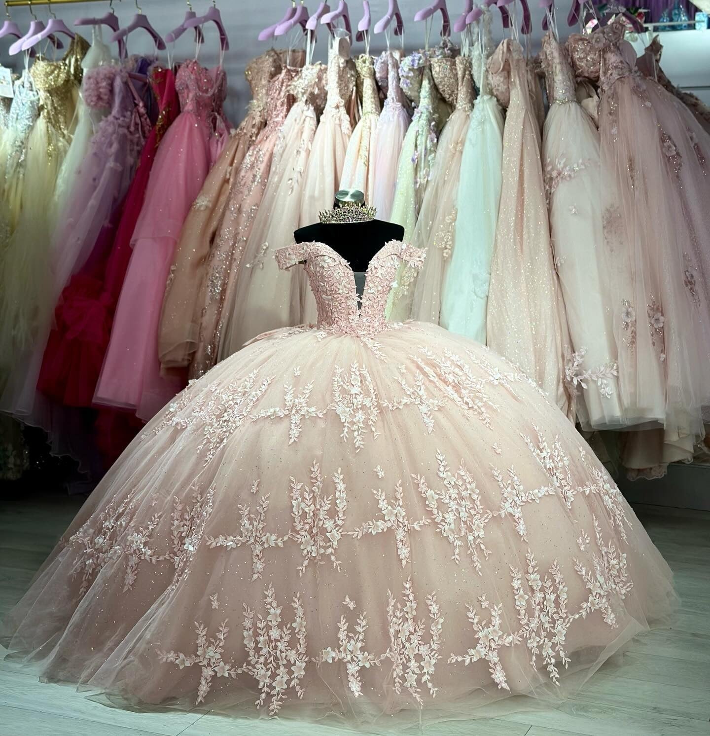 Exquisite Off-Shoulder Ball Gown with Lace Appliques & Bow Detail Pink Tulle Quinceanera Dress for Sweet 16 & Princess Birthday Parties