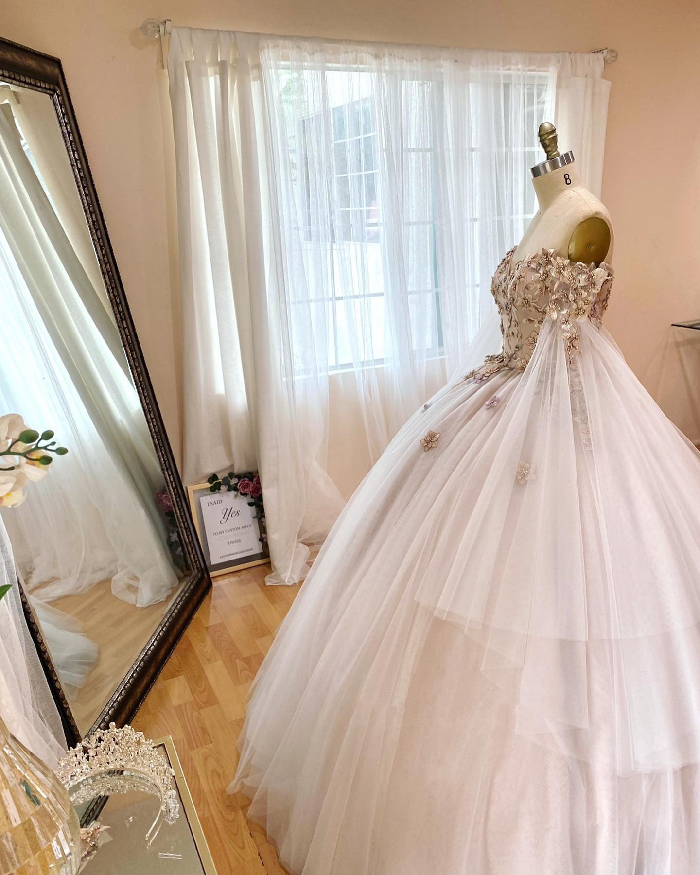 Exquisite Off-Shoulder Ball Gown with Floral Appliques Long-Sleeve Tulle Quinceanera Dress for Sweet 16