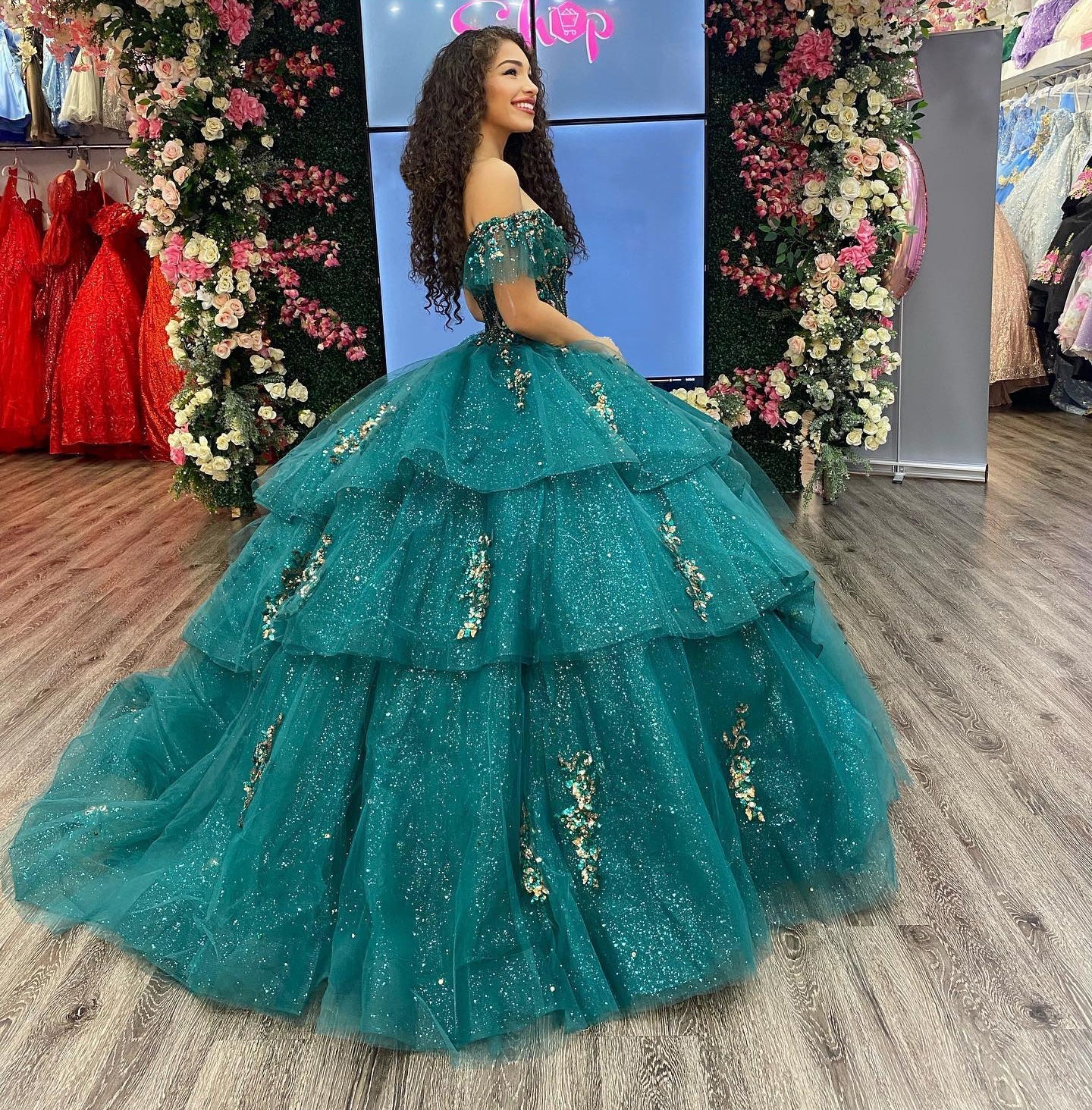 Exquisite Emerald Green Ball Gown Off-Shoulder Gold Beaded Quinceanera Dress with Tiered Ruffles for Sweet 16 & Formal Evenings