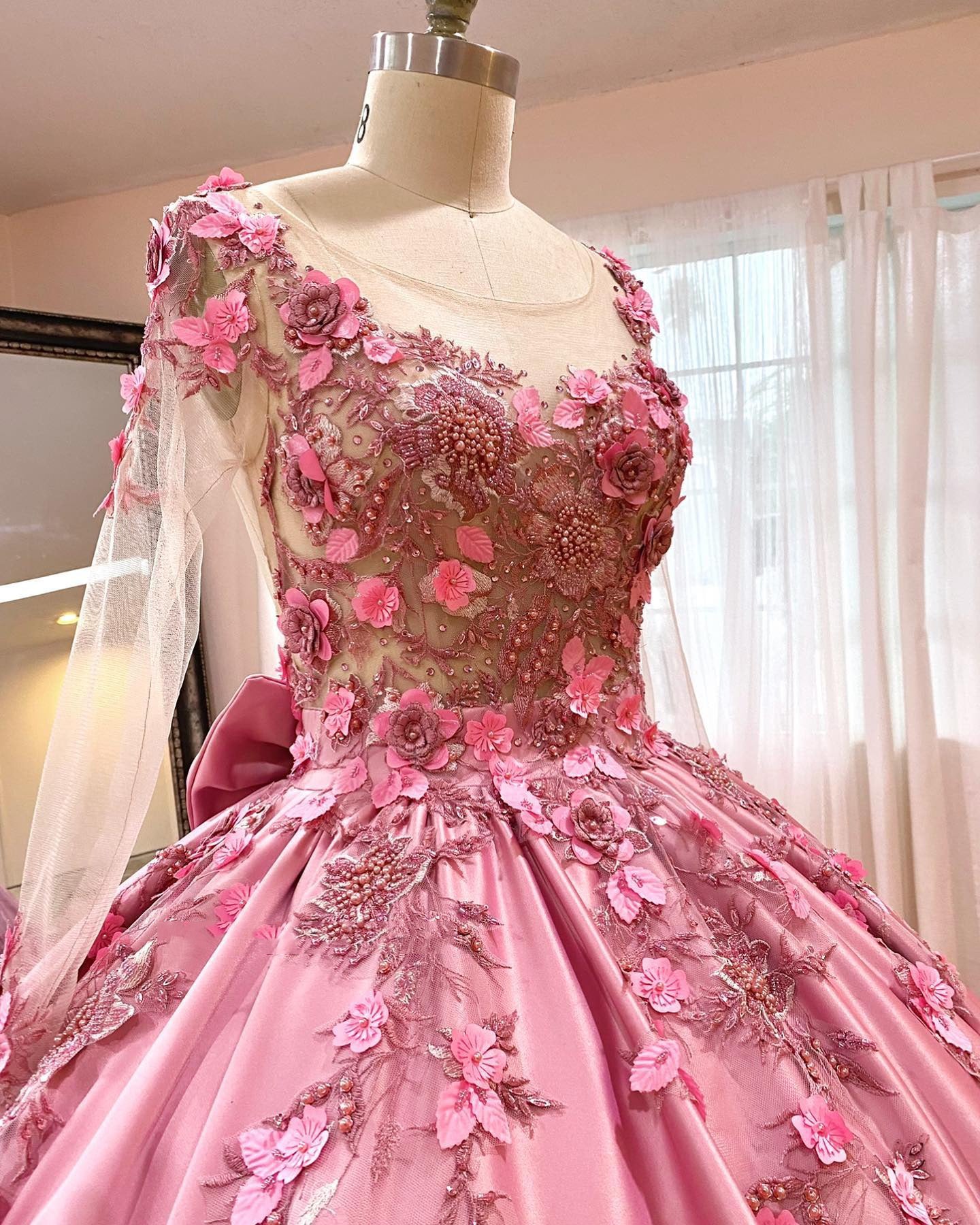 Pink Satin Quinceanera Dress Floral Lace Appliques Beaded Backless Design & Sweep Train for Sweet 16