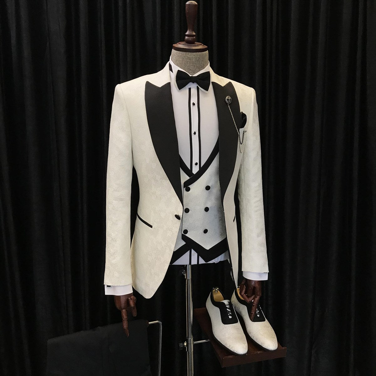 Newinlook Alvin White Jacquard Three-Piece Wedding Suit with Black Peaked Lapel