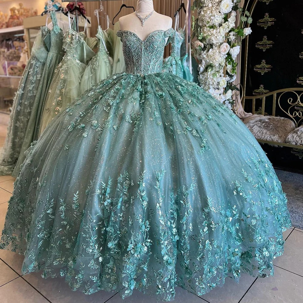 Exquisite Emerald Green Ball Gown Sweetheart Off-Shoulder Lace Tiered Tulle Quinceanera Dress with Beaded Details for Sweet 16