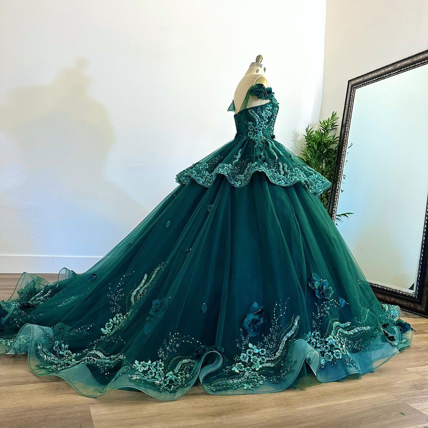Exquisite Emerald Green Ball Gown Off-Shoulder Lace Applique Tiered Tulle Skirt with Sweep Train for Quinceanera & Sweet 16