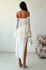 Robe courte de soirée bustier à manches longues et épaules dénudées avec volants