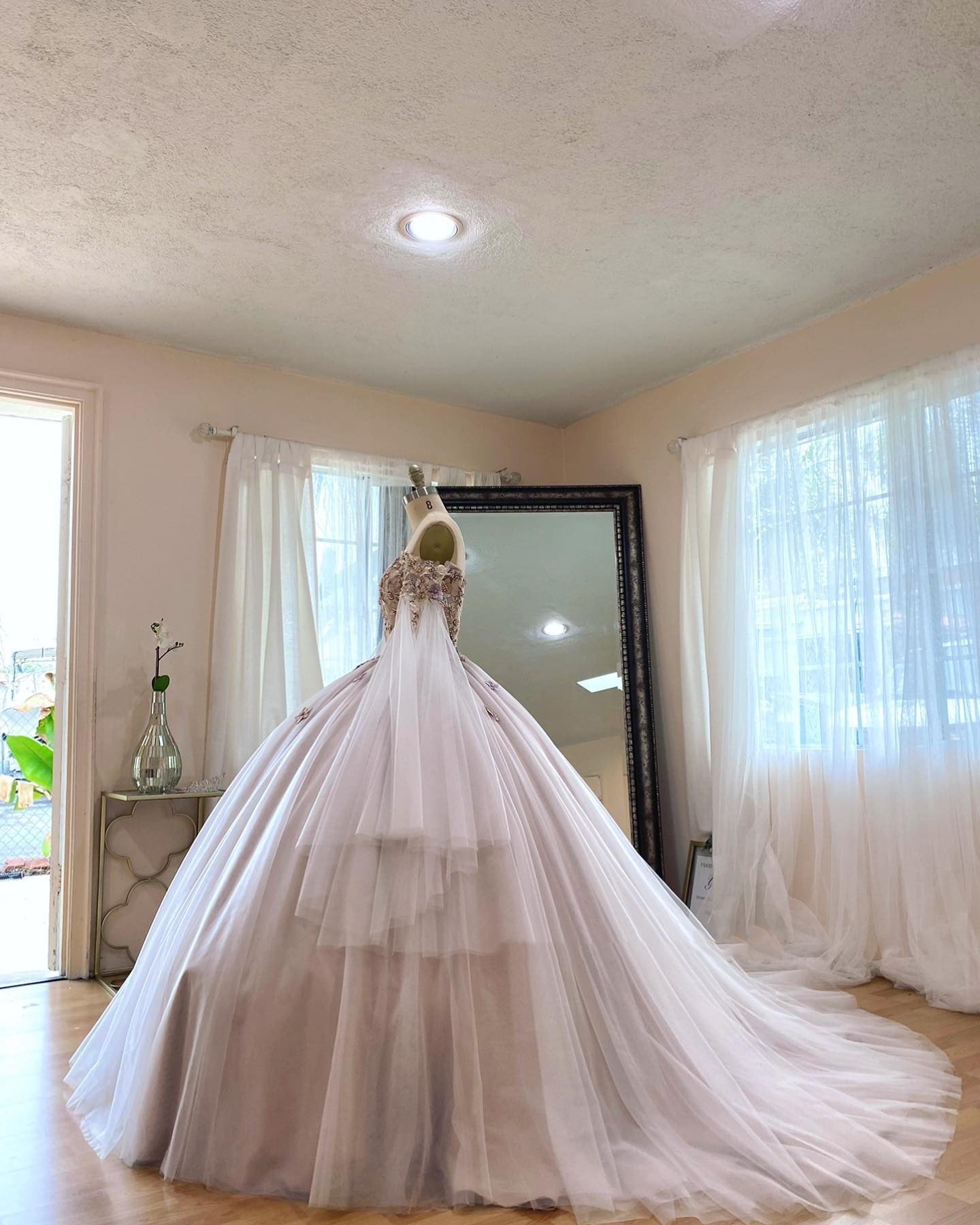 Exquisite Off-Shoulder Ball Gown with Floral Appliques Long-Sleeve Tulle Quinceanera Dress for Sweet 16