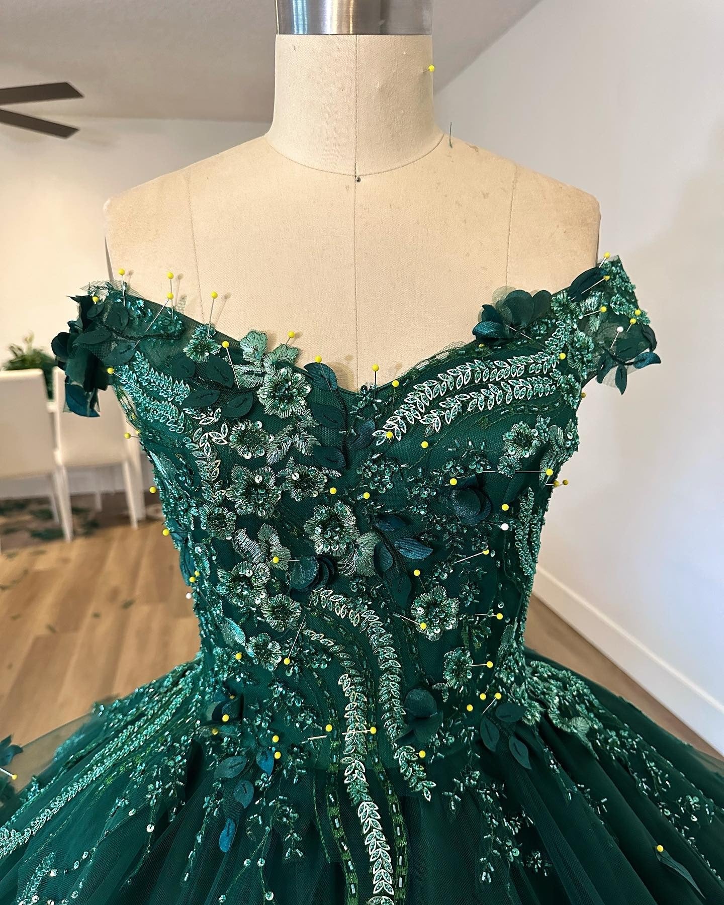 Exquisite Emerald Green Ball Gown Off-Shoulder Lace Applique Tiered Tulle Skirt with Sweep Train for Quinceanera & Sweet 16