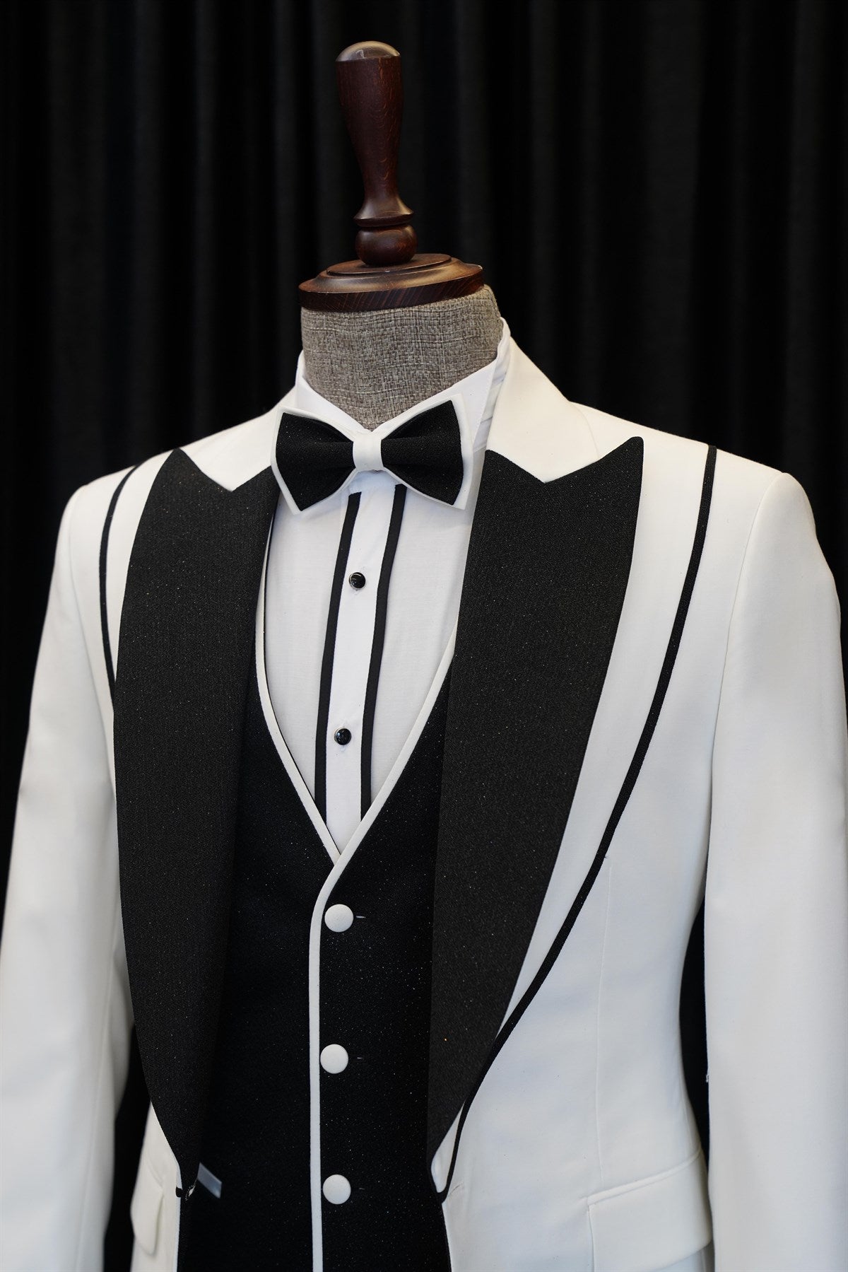 Newinlook Abel Fashionable White and Black Peaked Lapel Three-Piece Wedding Suit