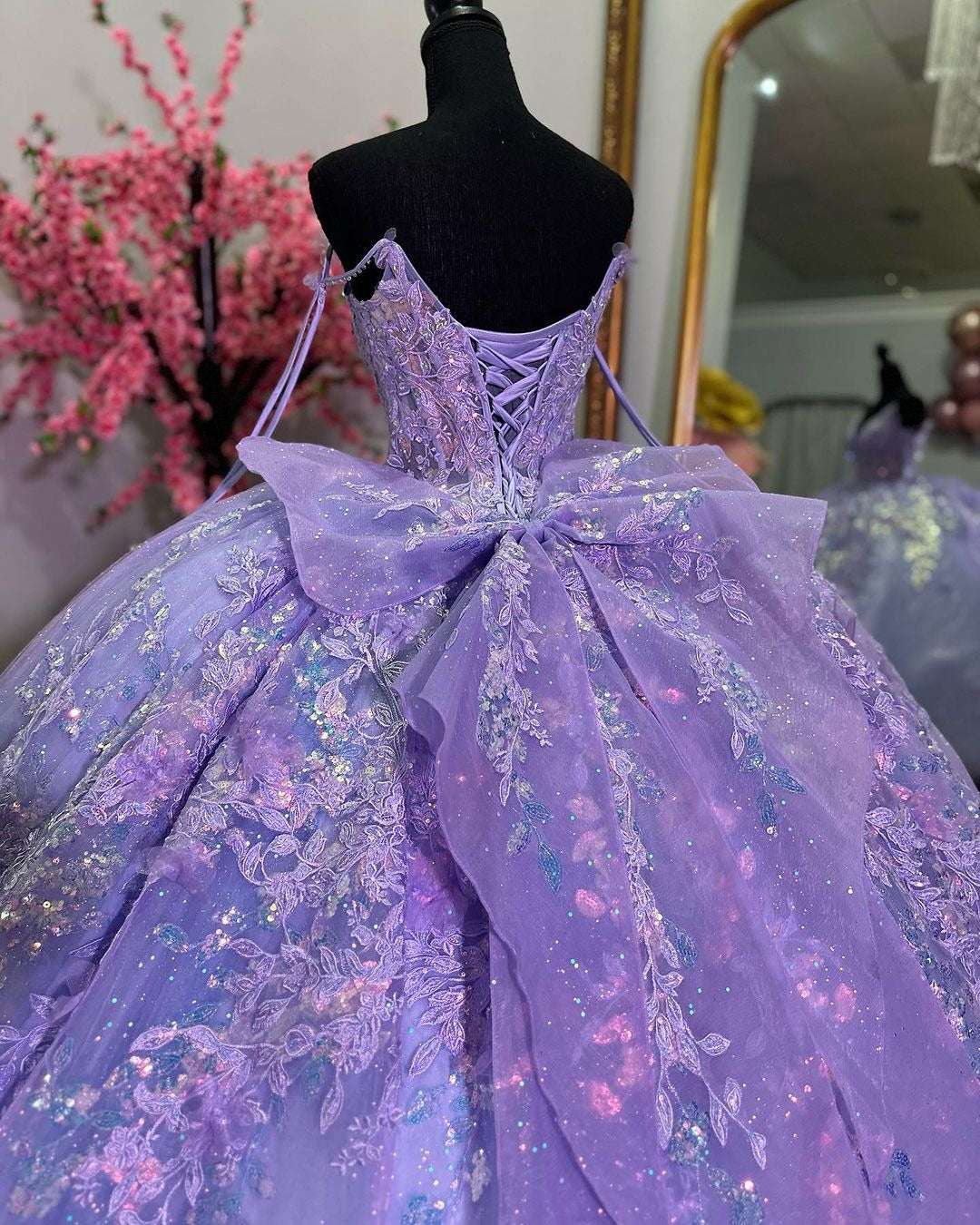 Lavender Tulle Quinceanera Dress V-Neck Lace Applique & Beaded Bow Ball Gown for Sweet 16 Birthday & Evening Parties