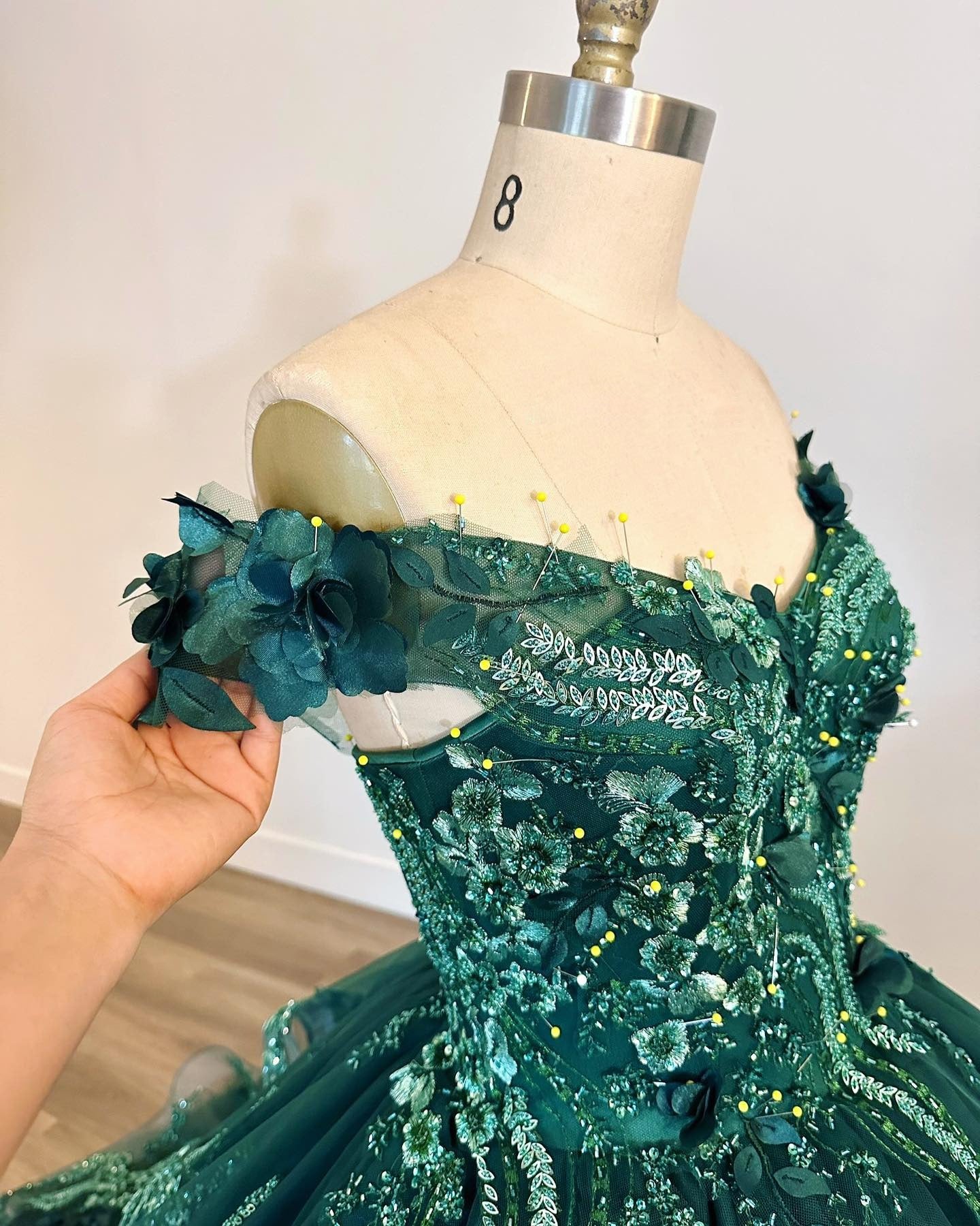 Exquisite Emerald Green Ball Gown Off-Shoulder Lace Applique Tiered Tulle Skirt with Sweep Train for Quinceanera & Sweet 16