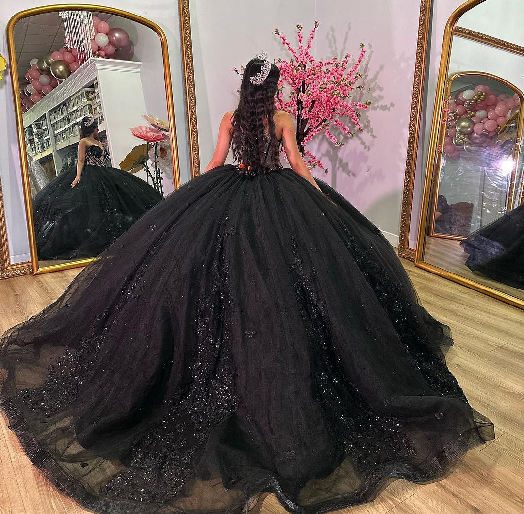 Exquisite Black Tulle Quinceanera Dress Sweetheart Neckline Lace Applique Ball Gown for Sweet 16 & Birthday Celebrations