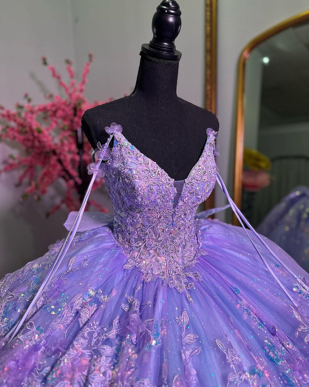 Lavender Tulle Quinceanera Dress V-Neck Lace Applique & Beaded Bow Ball Gown for Sweet 16 Birthday & Evening Parties