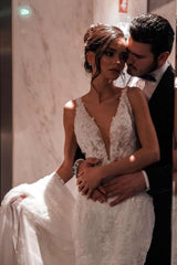 Fabulous Long A-Line Tulle V-Neck Straps Floor-Length Stain Sleeveless Wedding Dresses with Lace