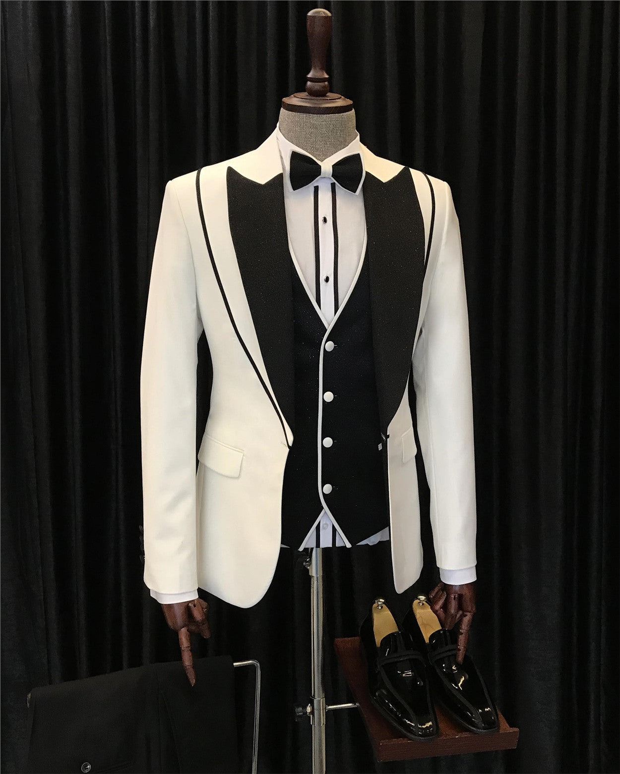 Evan Modern White Three-Piece Peak Lapel Fashion Men’s Suit