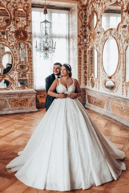 Luxury Sweetheart Ball Gown Straps Stain Wedding Dress with Appliques