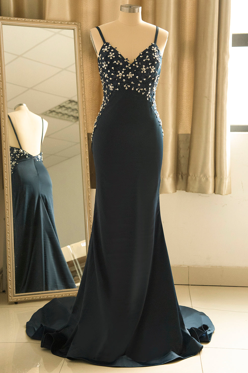 Affordable Spaghetti Straps V-Neck Prom Dresses Sleeveless Appliques Beadings Party Dresses Online