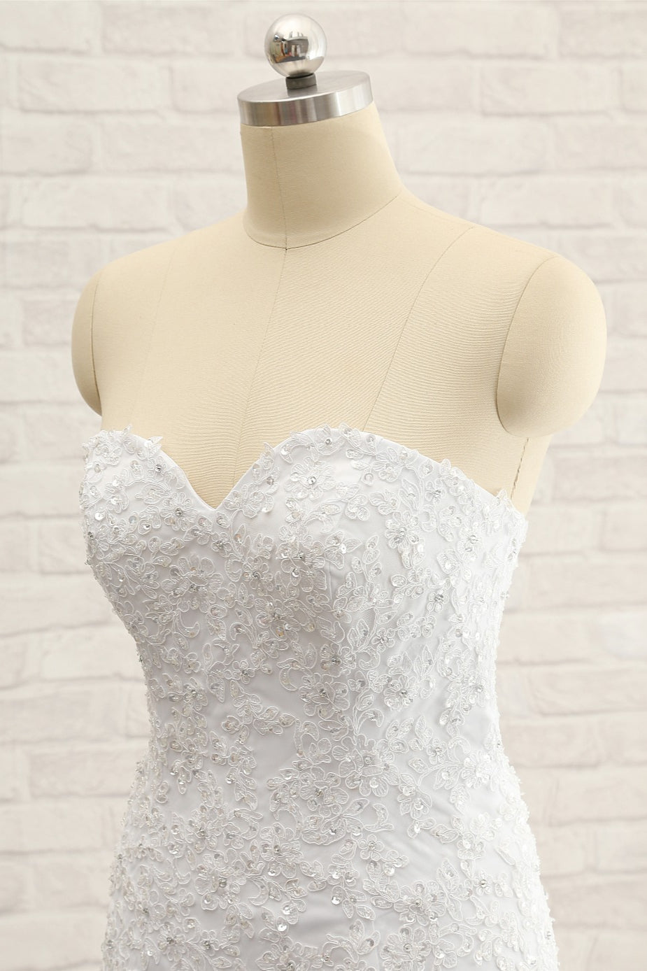 Affordable Strapless Tulle Lace Wedding Dress Sleeveless Sweetheart Bridal Gowns with Appliques On Sale