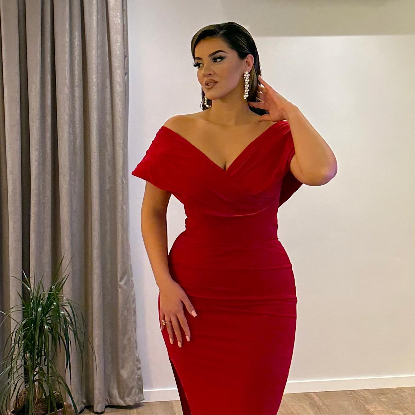 Beautiful Floor-Length V-Neck Off-The-Shoulder Mermaid Ruby Prom Dress with a Split Skirt