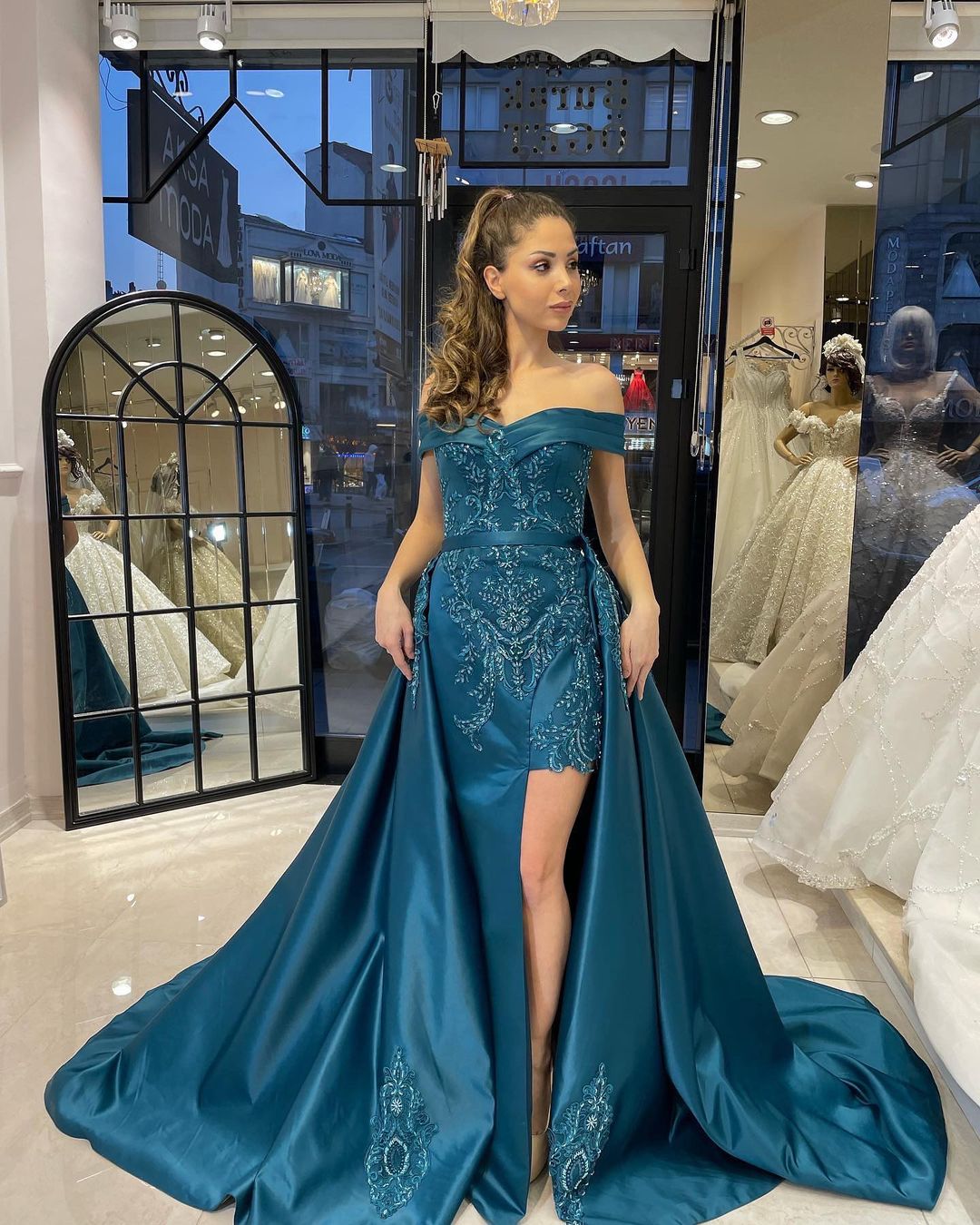 Chic Floor-Length Sweetheart Off-The-Shoulder Sheath Ribbon Prom Dress with Appliques