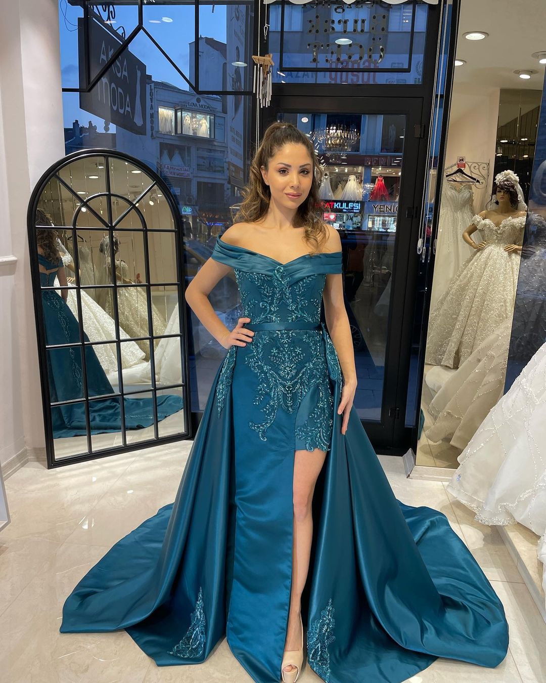 Chic Floor-Length Sweetheart Off-The-Shoulder Sheath Ribbon Prom Dress with Appliques