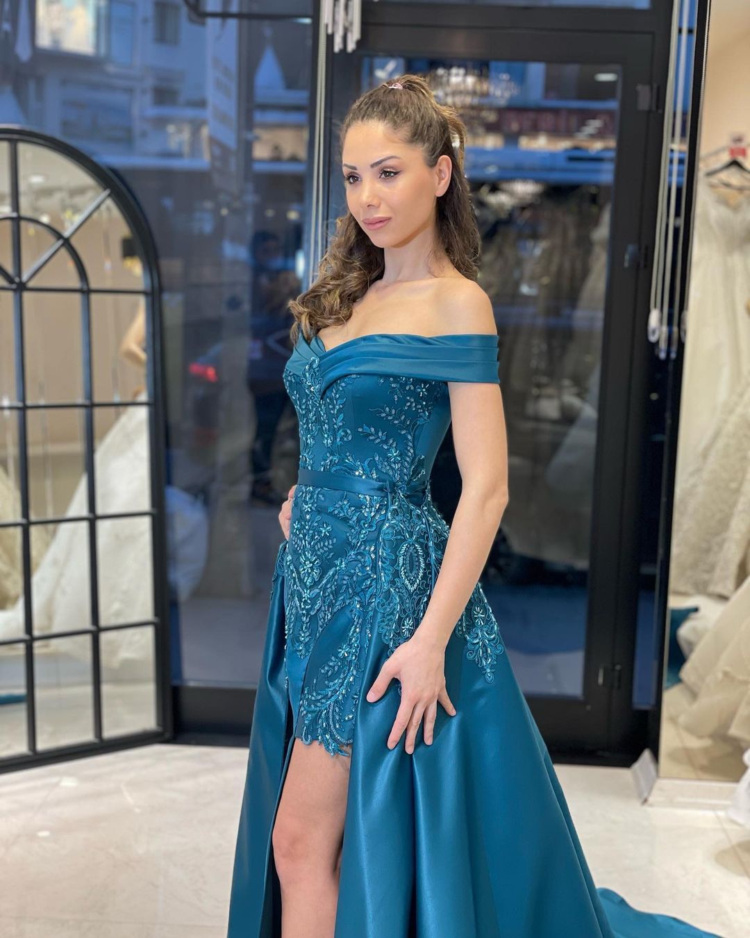 Chic Floor-Length Sweetheart Off-The-Shoulder Sheath Ribbon Prom Dress with Appliques