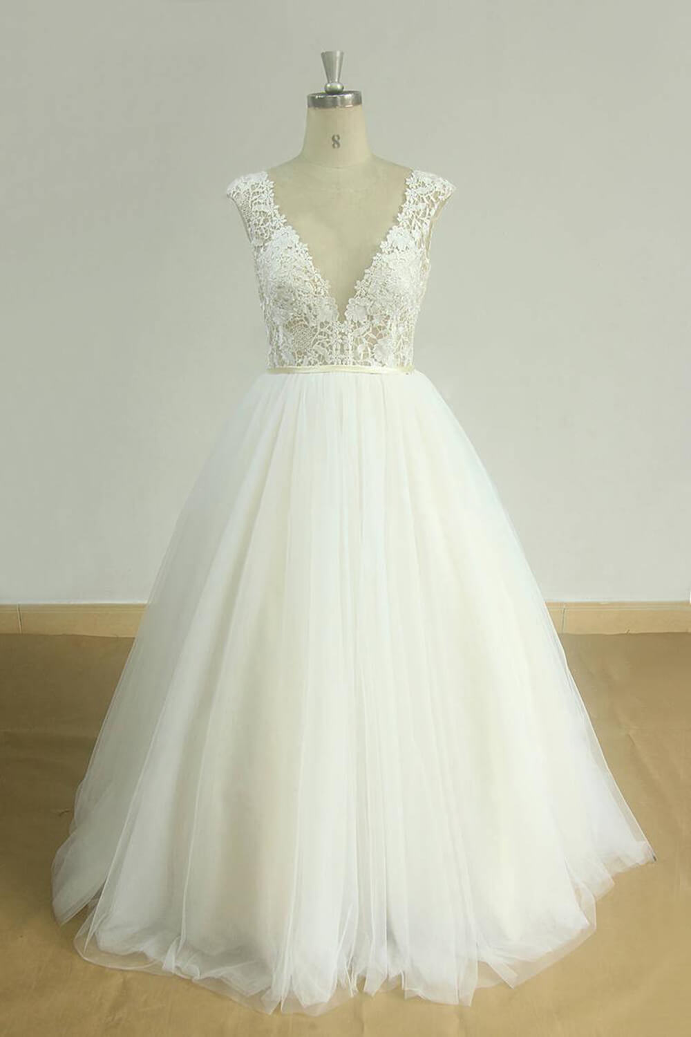 Chic V-neck Straps Tulle Wedding Dresses A-line Appliques Sleeveless Bridal Gowns On Sale