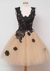A-Line/Princess Short/Mini Tulle Homecoming Dress With Scalloped Neck and Appliqued Detail